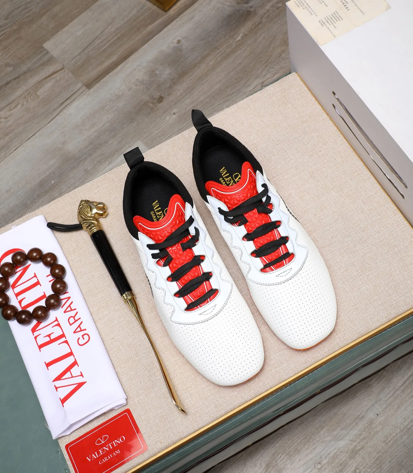 Men's Men's Shoes 💰620 VALENTINO 🌹🌹🌹2025 Valentino's latest spring sneakers! The counter 🔥 recommends RUNBOOT, which is lightweight and comfortable. It has a multi-functional design that integrates blue sneakers, running shoes, and fashionable sneakers to create a cool on-foot effect. ♥️♥️Fashionable sneakers that are sought after by many popular celebrities and fashion influencers♥️♥️. 👉All-round original 1:1 high-end production 👉Fabrics: Two options: delicate, soft and comfortable eyelet lambskin and high-end technical fabrics 👍Super soft suede special lining inside 👍Outsole wear-resistant TPU material 👍Full set of original counter packaging